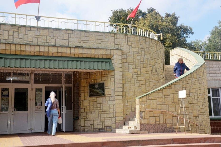 Вход в пункт временного размещения при Клиническом санатории имени Горького 