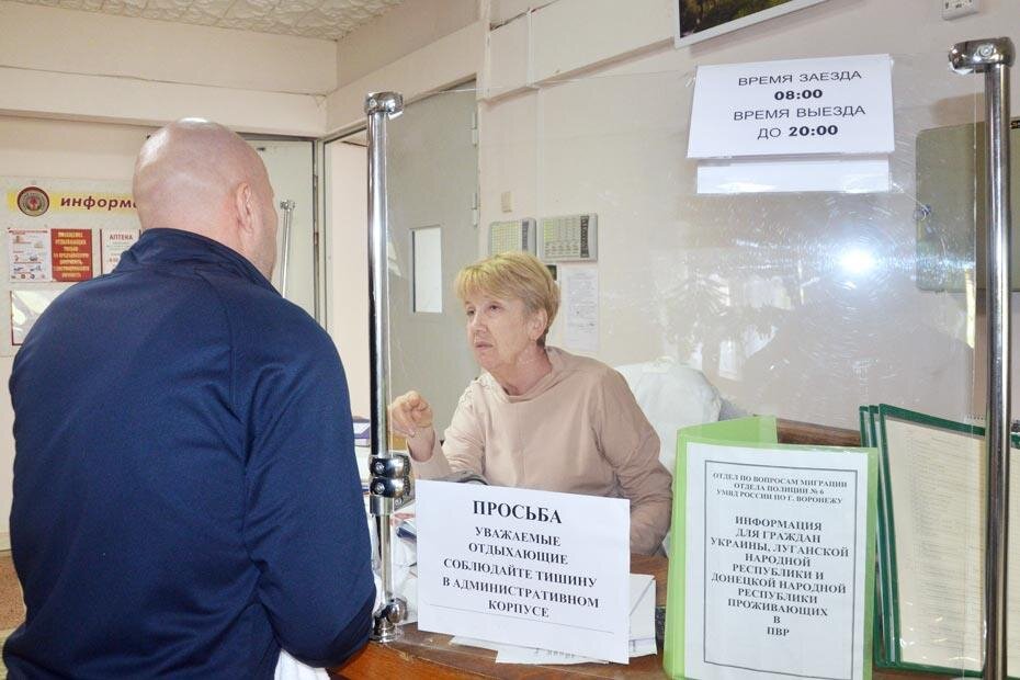 Беженка Ирина Боциева работает дежурным администратором в Клиническом санатории имени Горького 