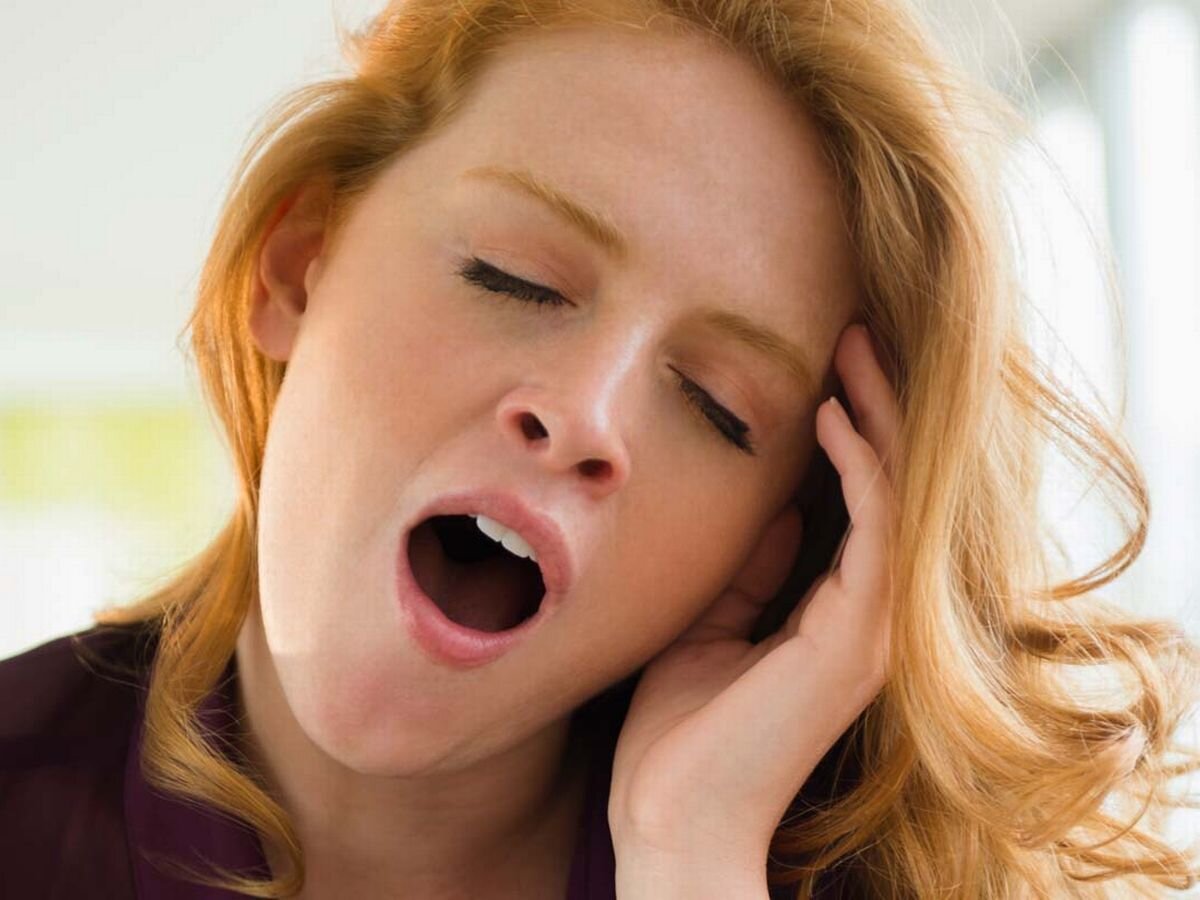 Девушка зевает. Девушка зевает. Зевота заразительна. Зевающий человек видео. Зевающий человек.