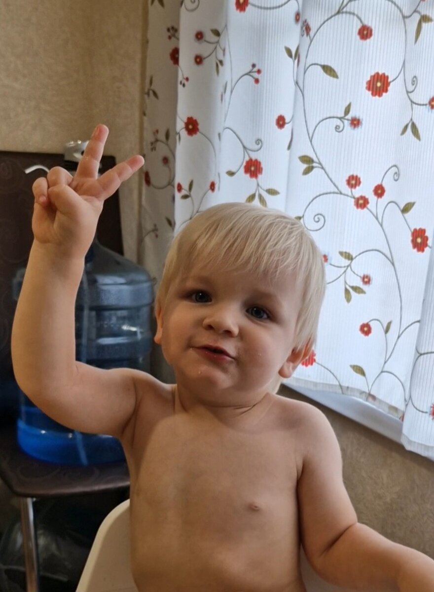 Скрин с видео, где Гришка говорит и показывает "two"