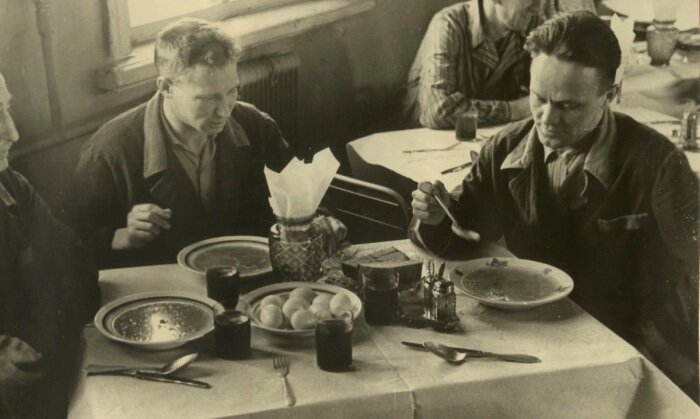 Обед рабочих на фабрике-кухне. Фото из открытых источников. 
