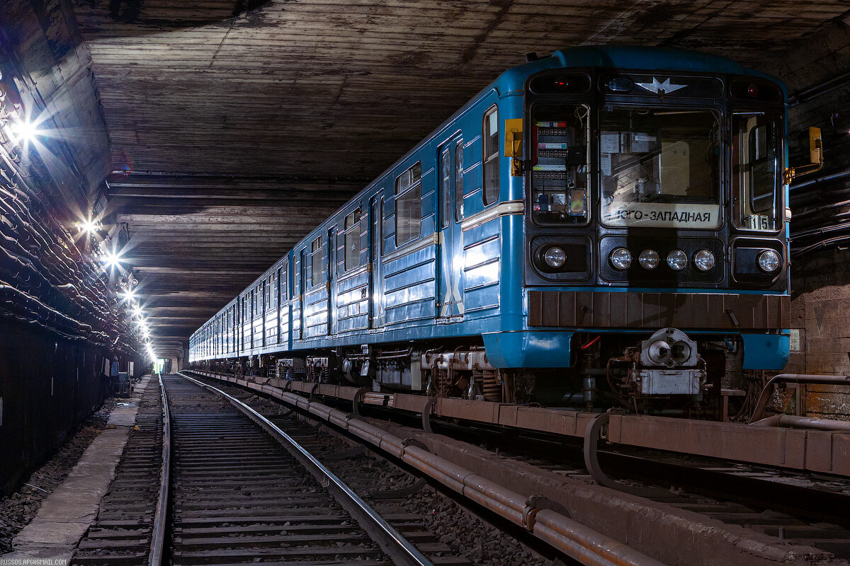 Под вагоном метро. 81-717 В тоннеле. Вагон 81 717 в туннеле. Вагон 81-717 СПБ депо. 81-717 Баку.