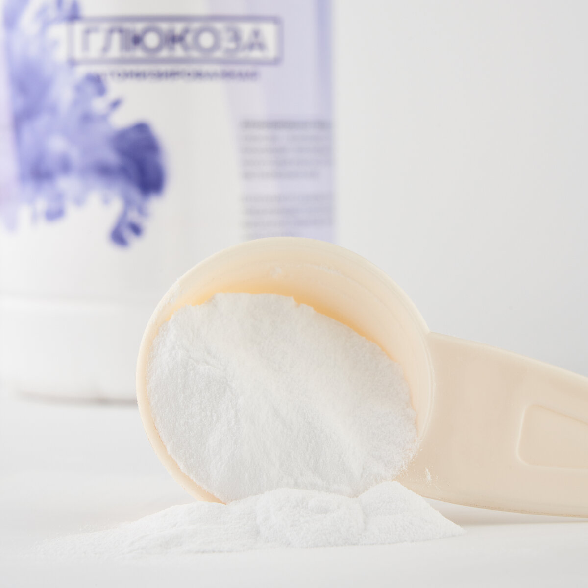 Кондитерские изделия. Кондитерка дзен. Выпечка на белом фоне. Фееричная кондитерка. Пирожное бисквитное со сливочным кремом нарезное.