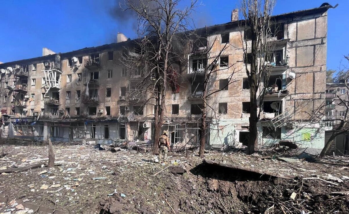 Нацисты пока ещё в Авдеевке. Позируют для пропагандистских СМИ. 