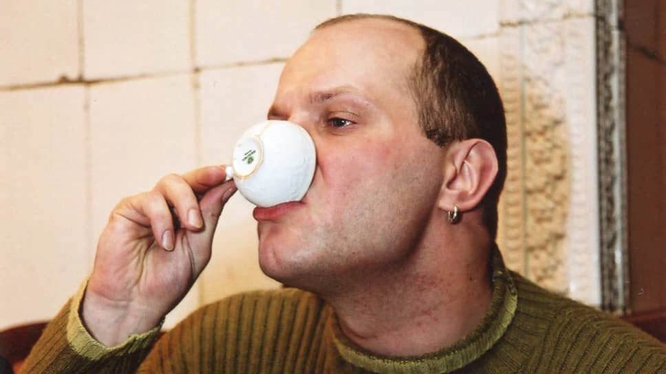    Алексей Кортнев родился в Москве 12 октября 1966 года в семье ученых и инженеров. Первые стихи и песни будущий музыкант написал в седьмом классе английской спецшколы. По воспоминаниям артиста, в конце 1970-х на гитаре его научил играть сосед по даче Александр Любимов, ставший впоследствии одним из создателей телекомпании «ВИD» Фотоархив журнала «Огонёк» / Коммерсантъ