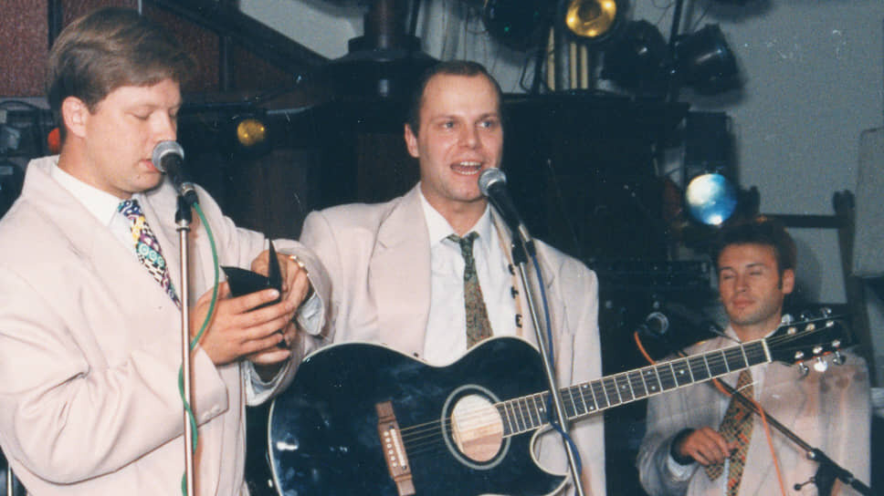    «Мои успехи в учебе были плохие. Мое образование осталось среднее»   
Во время учебы на механико-математическом факультете МГУ Алексей Кортнев с Валдисом Пельшем (на фото в центре) создали дуэт «Несчастный случай», позднее в группу вступили другие участники. Почти в полном составе «Несчастный случай» играл в КВН за университетскую команду. В 1989 году коллектив начал работу над первым студийным альбомом Александр Басалаев / Фотоархив журнала «Огонёк» / Коммерсантъ