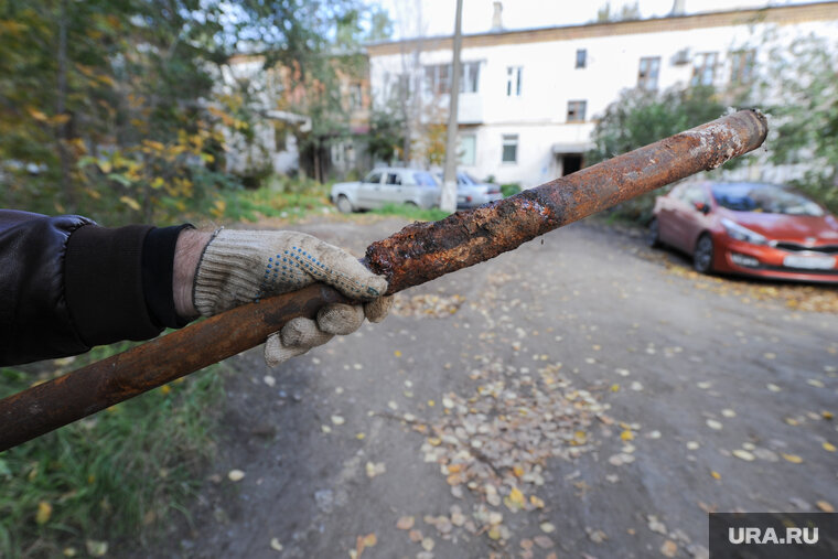    Во время приезда URA.RU на чердаке дома начали замену поврежденной трубы