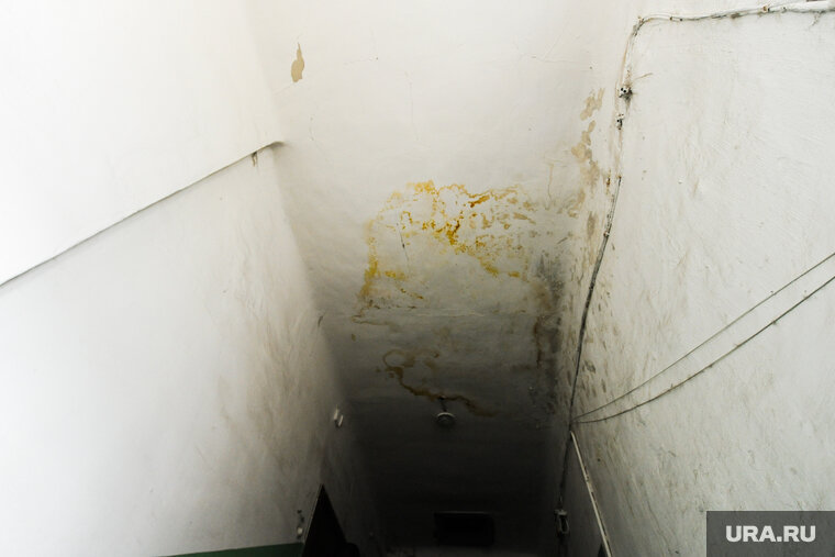    Отопление не включали из-за прорыва старой трубы на чердаке дома