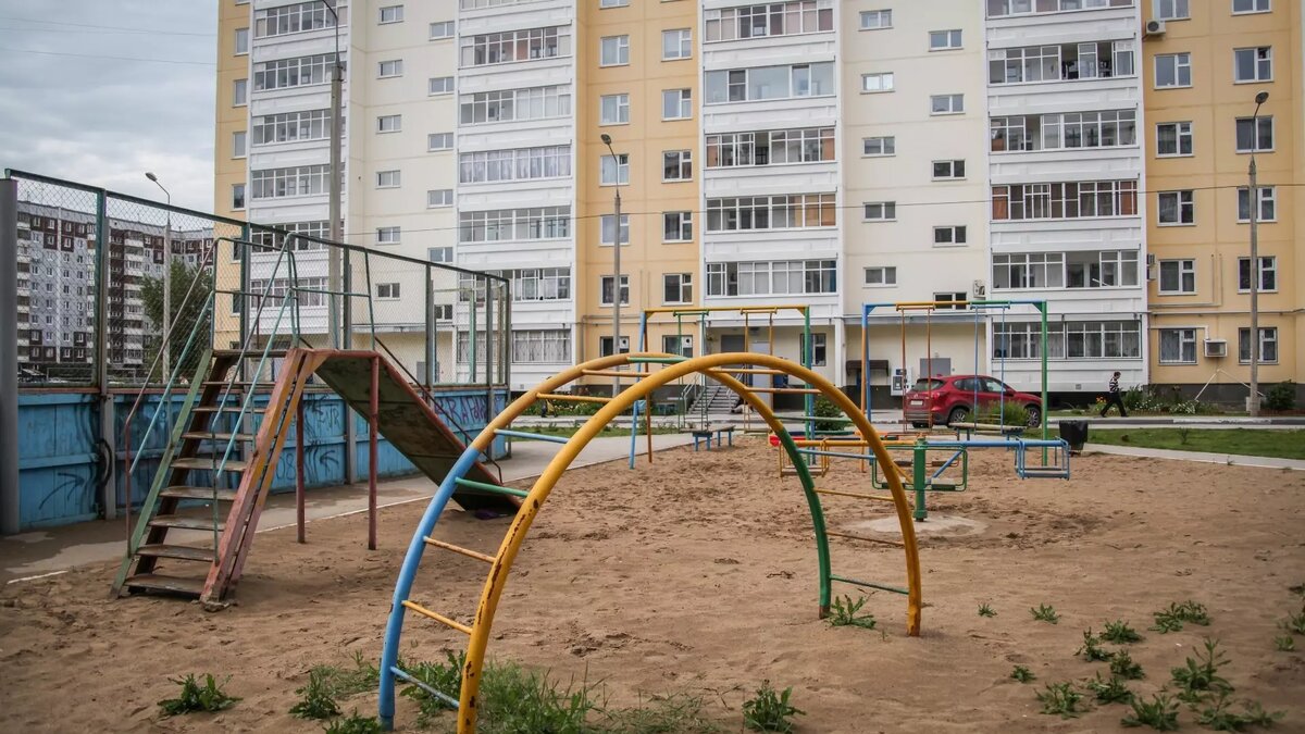     Площадка стала опасной для юных посетителей уже давно.