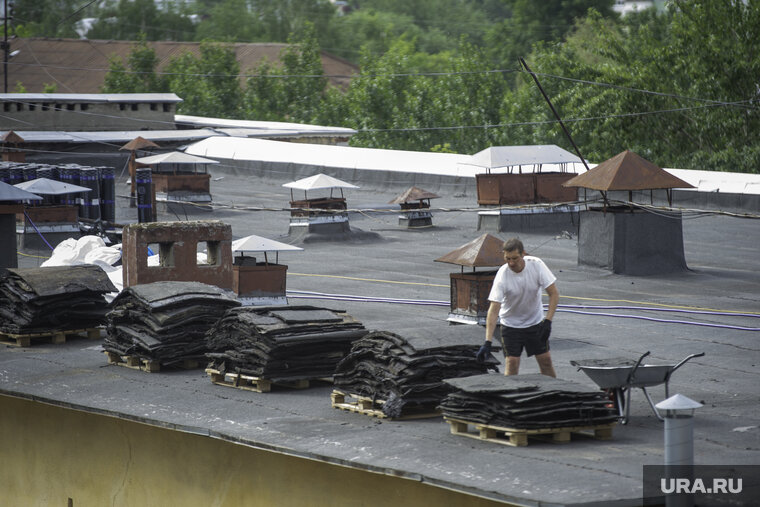    Из-за протекающей крыши здания затапливаются все этажи (архивное фото)