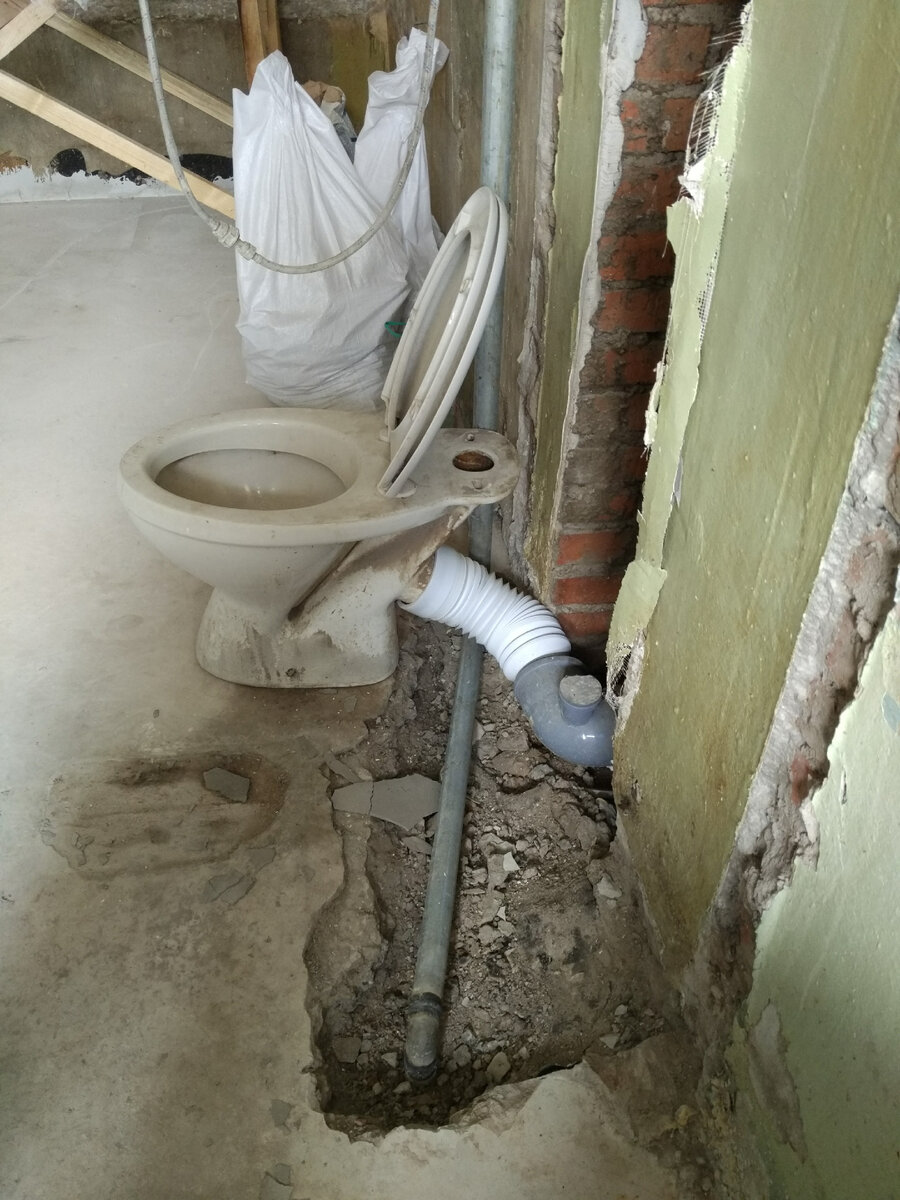 Куда же без фото строительного унитаза посередине комнаты без стен