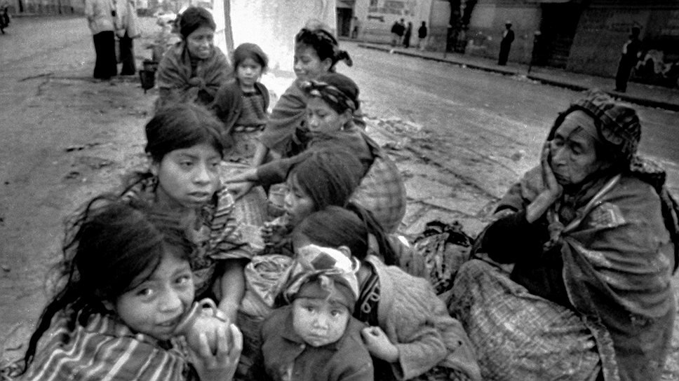 Массовое захоронение детей в канаде. Жители потрясены. Жители сша. Москва прохожие. Человек америка.