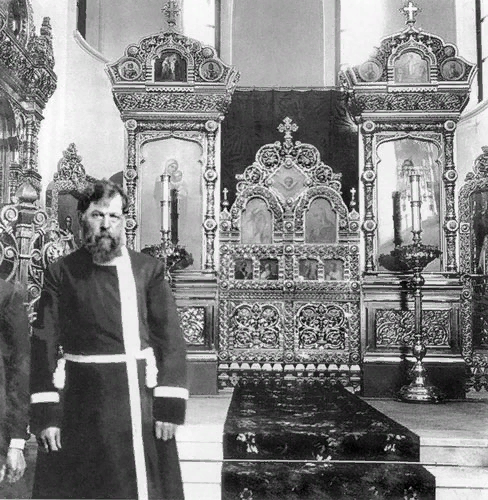 Купец И.А. Воронин на фоне придельного иконостаса, 1912 г.