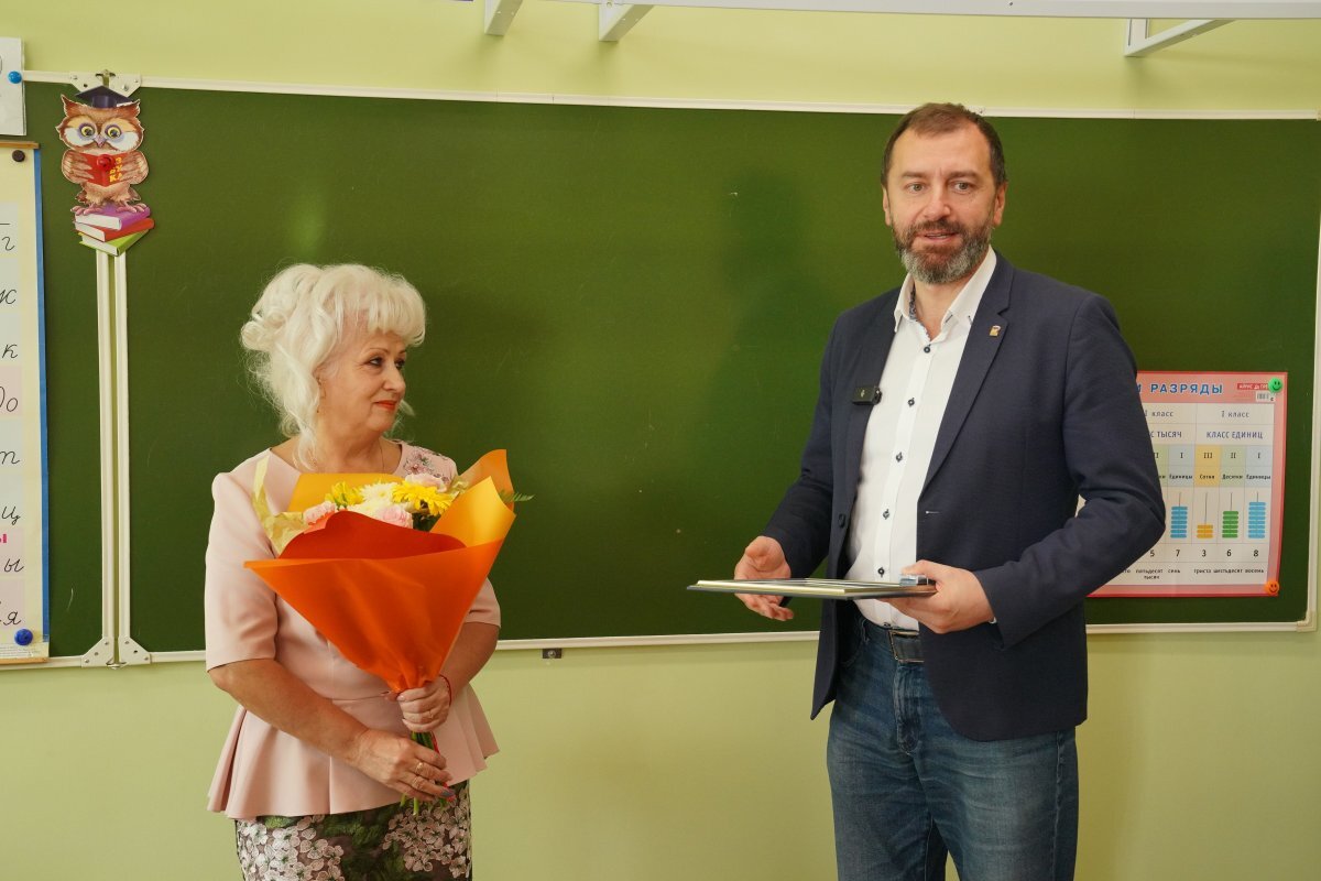    Многие учителя отдали своей работе по 40-50 лет.