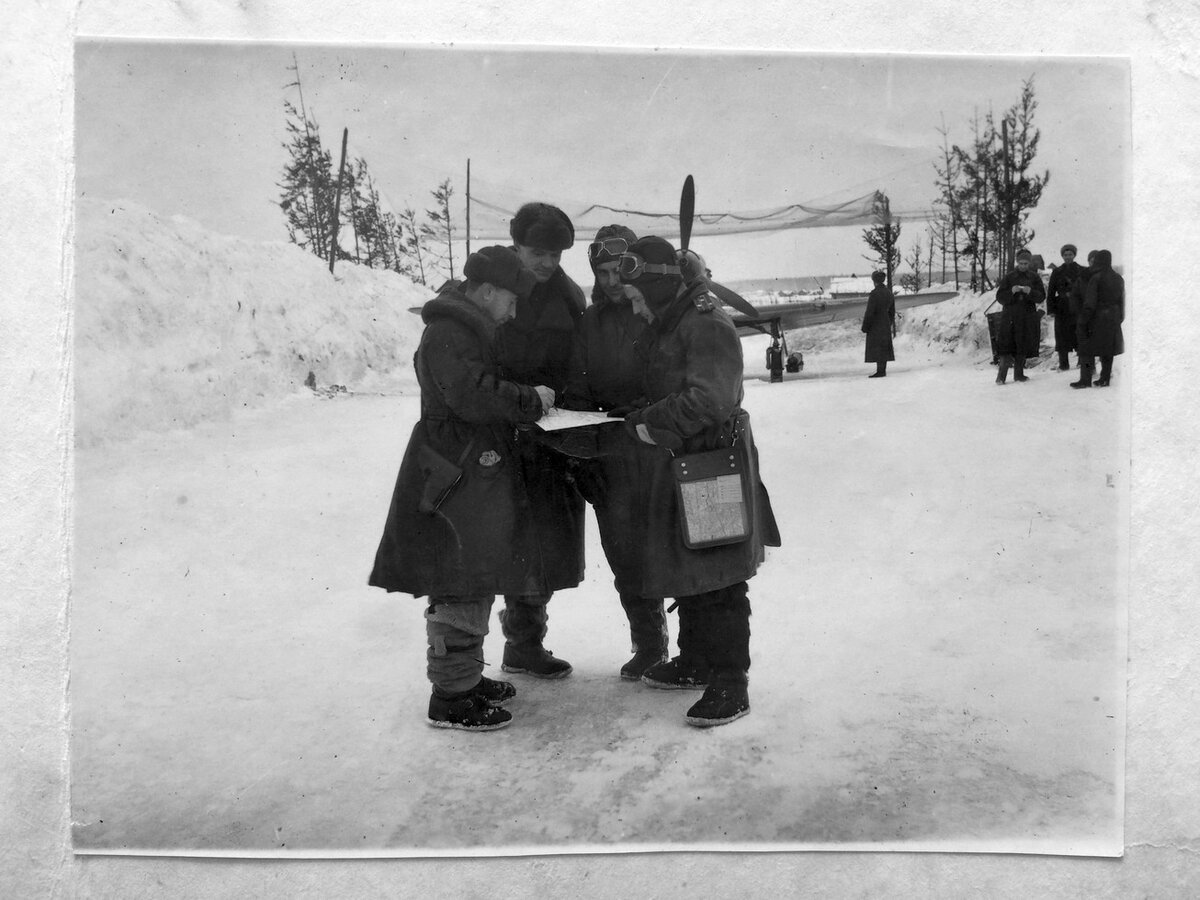 Командир 800 шап Митрофанов, командир 667 шап Шутеев, командир 427 иап Якименко и командир 292 шад Каманин. Зима 1942-1943 гг. 