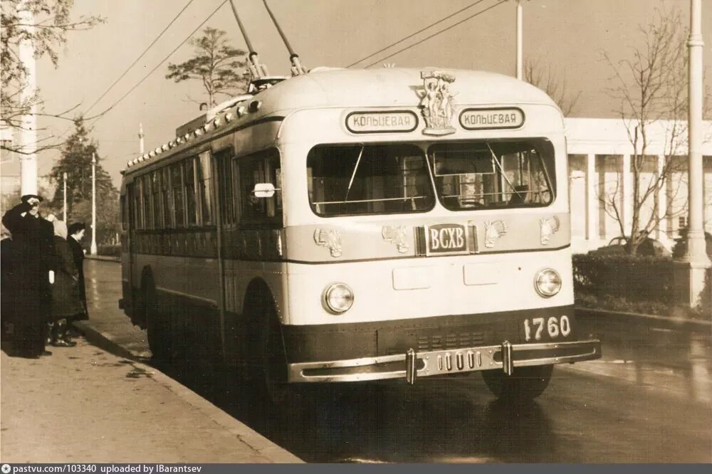 Троллейбус той же модели, но более близко и чётко. На Кольцевой дороге недалеко от павильона "Армения", 1955-1956. С сайта www.pastvu.com.