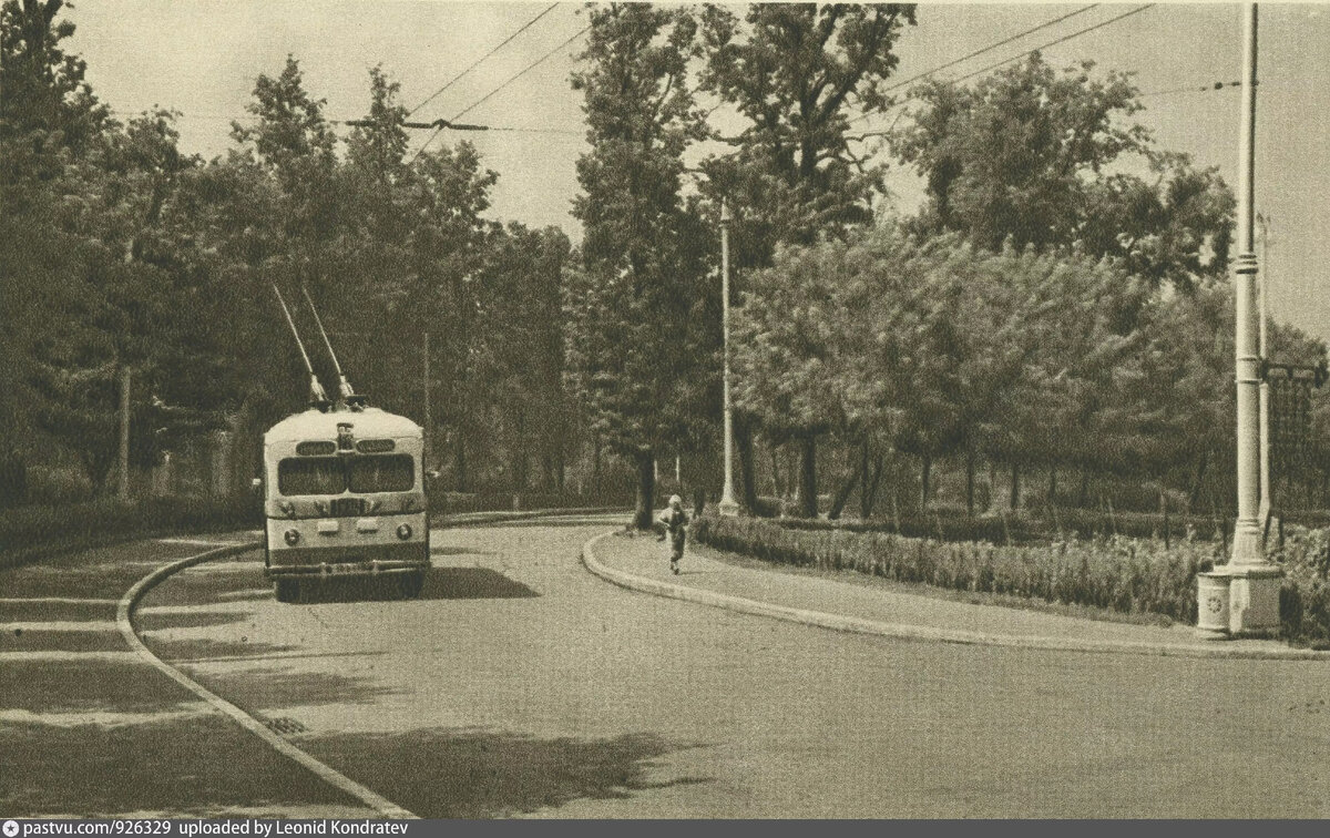 Троллейбус модели МТБ-ВСХВ на Кольцевой дороге около Садового пруда, 1954. С сайта www.pastvu.com.