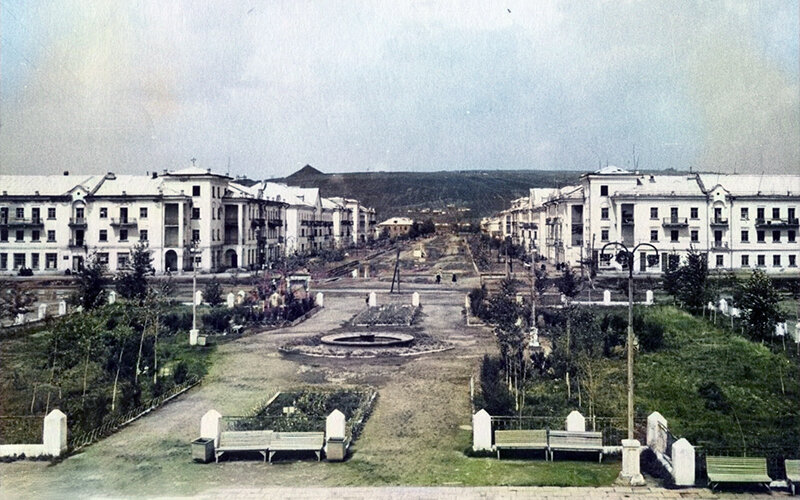 Ретро-фото. 1951 г. История произошла на этой улице спустя три-с-половиной десятка лет.