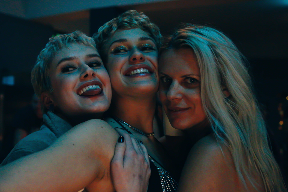 Селфи от режиссера Марии Садовской («Эскортницы», она справа) со своими актрисами — трансляция настроения girl power, которое охватывает ее новую ленту «Искушение». 