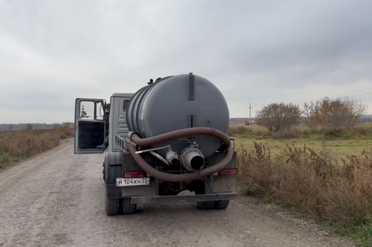    Во время посещения посёлка журналистами машины приезжали раз в 5-10 минут.