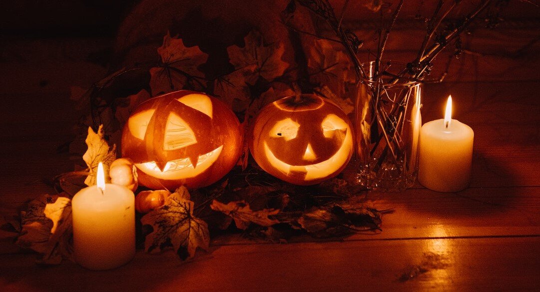 Традиционный атрибут праздника - светильник из тыквы