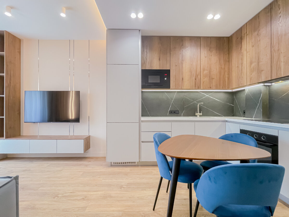 Примеры грамотной обстановки квартиры мебелью/техникой и сочетаемости цветов.