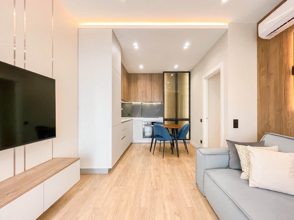 Кухня-гостиная, с полноценной зоной для отдыха и столовой зоной.