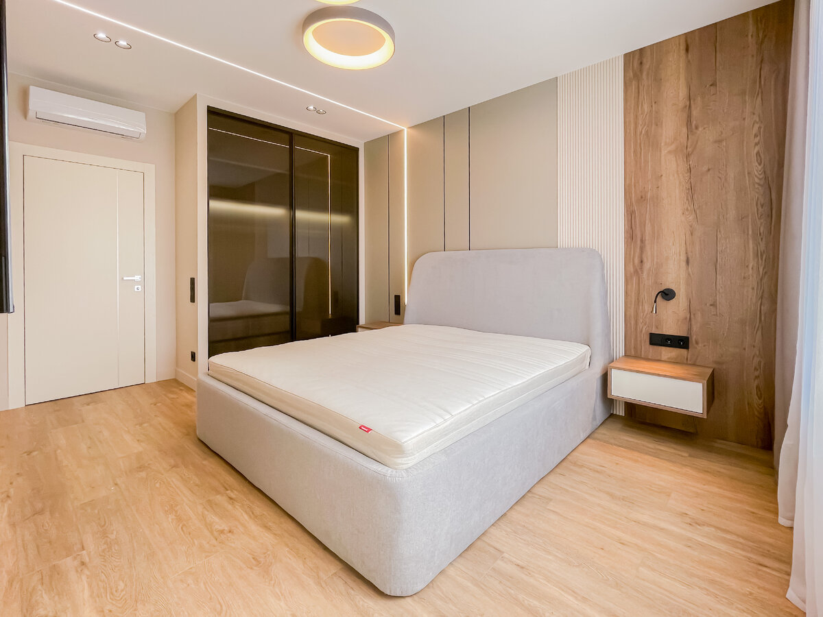 Спальня, есть прикованные тумбы, полноценный шкаф, журнальный стол и пуф.