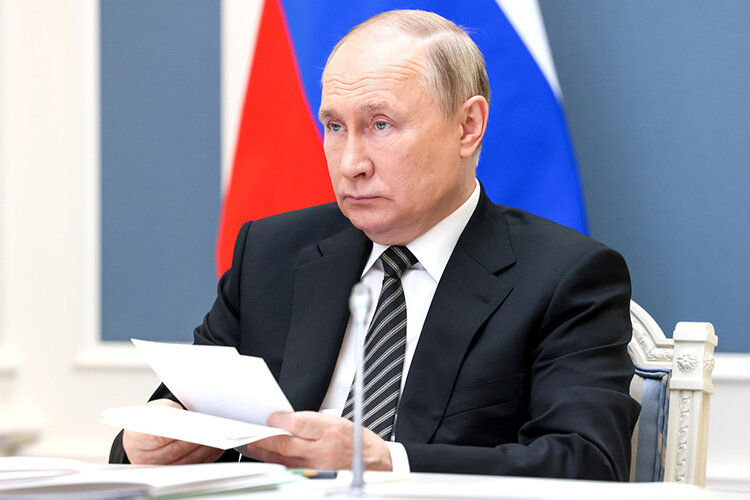    Президент России Владимир Путин своим указом ввел для экспортеров обязательную продажу валютной выручки. Текст документа пока не опубликован, но суть меры правительство описало в своем релизе Фото: kremlin.ru