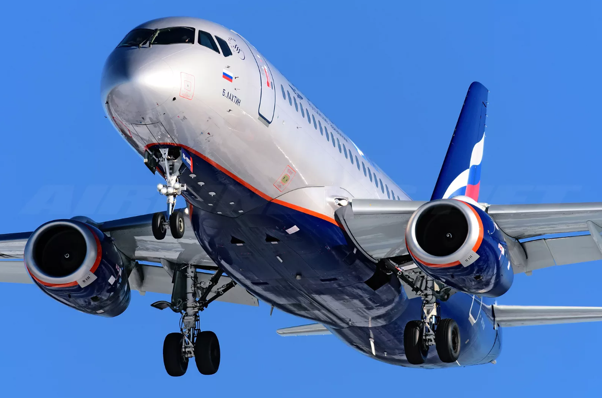 Sukhoi superjet 100 пассажирские самолеты. SSJ 100 Аэрофлот. Superjet 100 снизу. Суперджет вид снизу. Сухой Суперджет 100 шины.