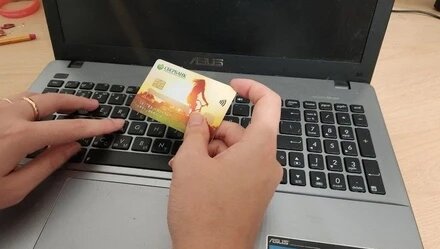 Сбербанк ознакомил владельцев своих банковских карт с новыми условиями, установленными для каждого держателя карты. Гражданам предоставлено время до конца октября для выполнения определенных действий на платформе Мегамаркет. После указанной даты будет уже слишком поздно для этих действий, сообщает финансовый эксперт Валерий Попов, пишет PRIMPRESS.Новые сроки были установлены самим банком для владельцев карт. В начале осени было запущено несколько социальных программ, в рамках которых держатели карт могли получить различные преимущества.Эти преимущества включали скидки или бонусы за покупки в различных сервисах банка. При этом для таких программ маркетплейс установил конкретные сроки. И часть из них истекает уже до конца текущего месяца, отмечает эксперт.