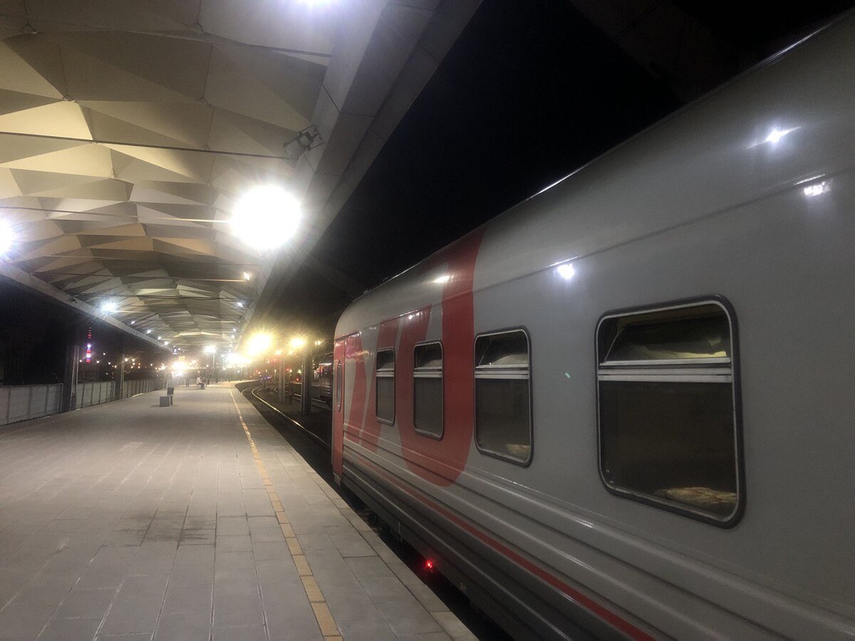 Поезд ждёт своих пассажиров.