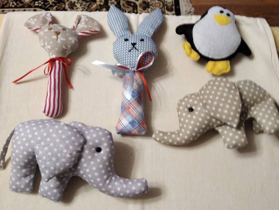 Это игрушки, которые одна из дальних родственниц сшила для её первого внука) мило так)