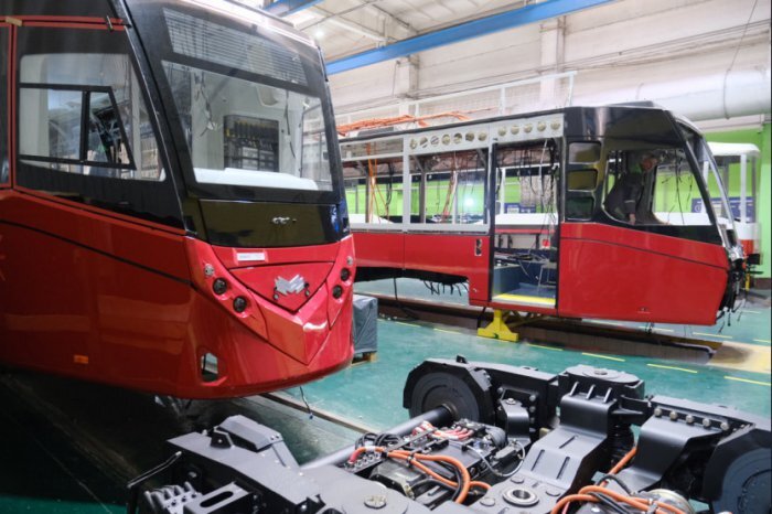 На предприятии Андрею Травникову и членам делегации показали работу разных производственных площадок. Фото: официальный сайт Правительства Новосибирской области