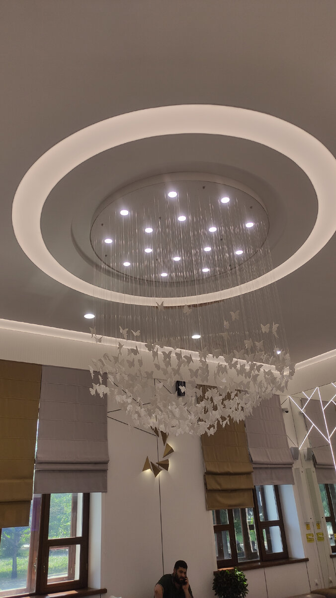 Люстра с "бабочками" в театре