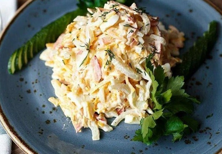 Этим салатом с кальмарами удивила в прошлом году гостей на Новый год. Всего 3 ингрединта (нежный и вкусный)