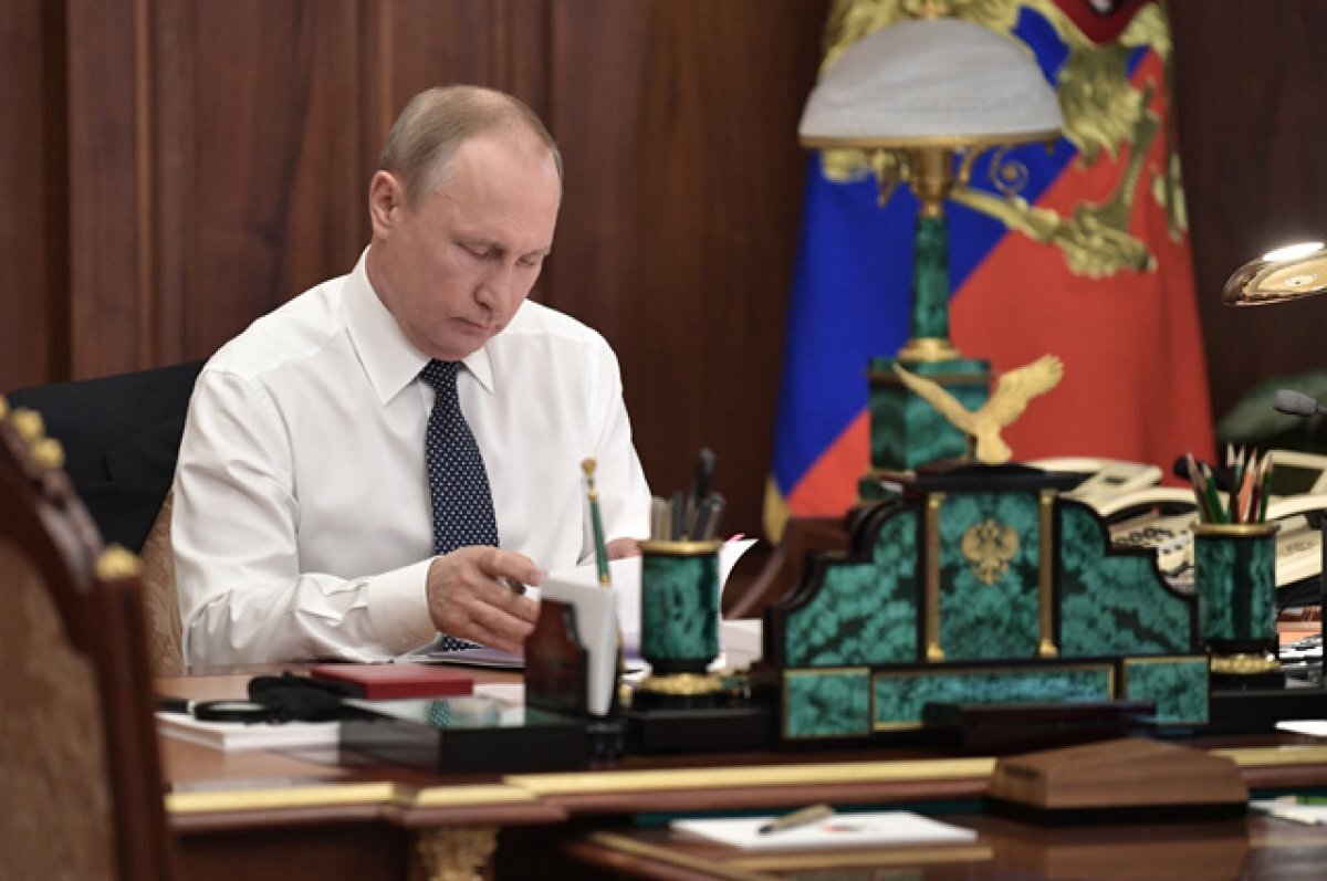    Владимир Путин в рабочем кабинете.