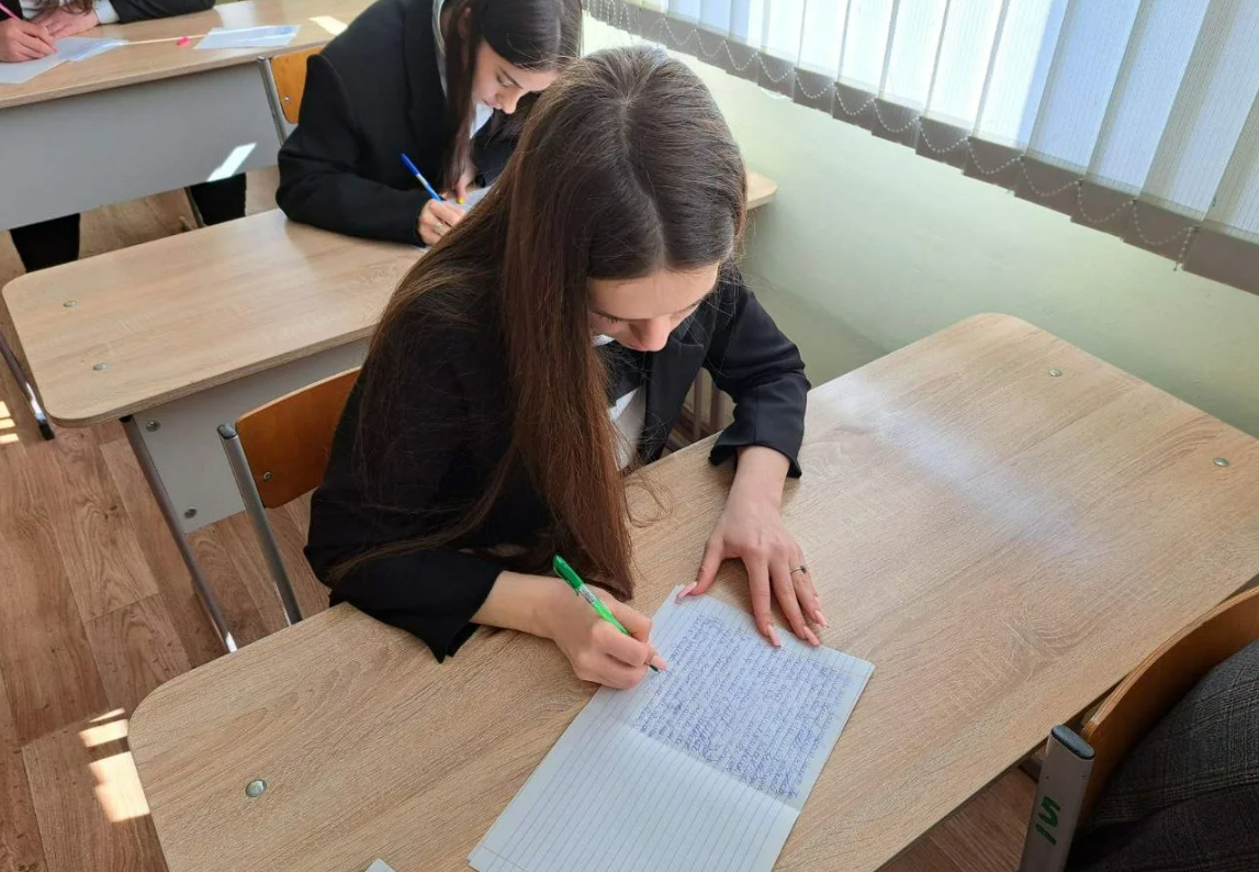 Учителя используют опыт. Выпускные экзамены. Школа июнь экзамены. Экзамены 2022. Средняя школа.