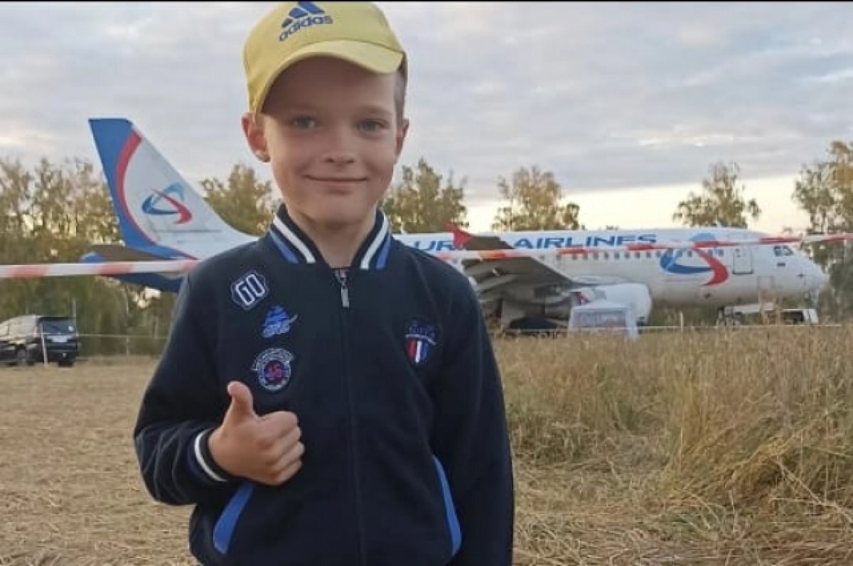    К аэробусу рейса «Сочи-Омск» приезжают туристы, чтобы сделать селфи