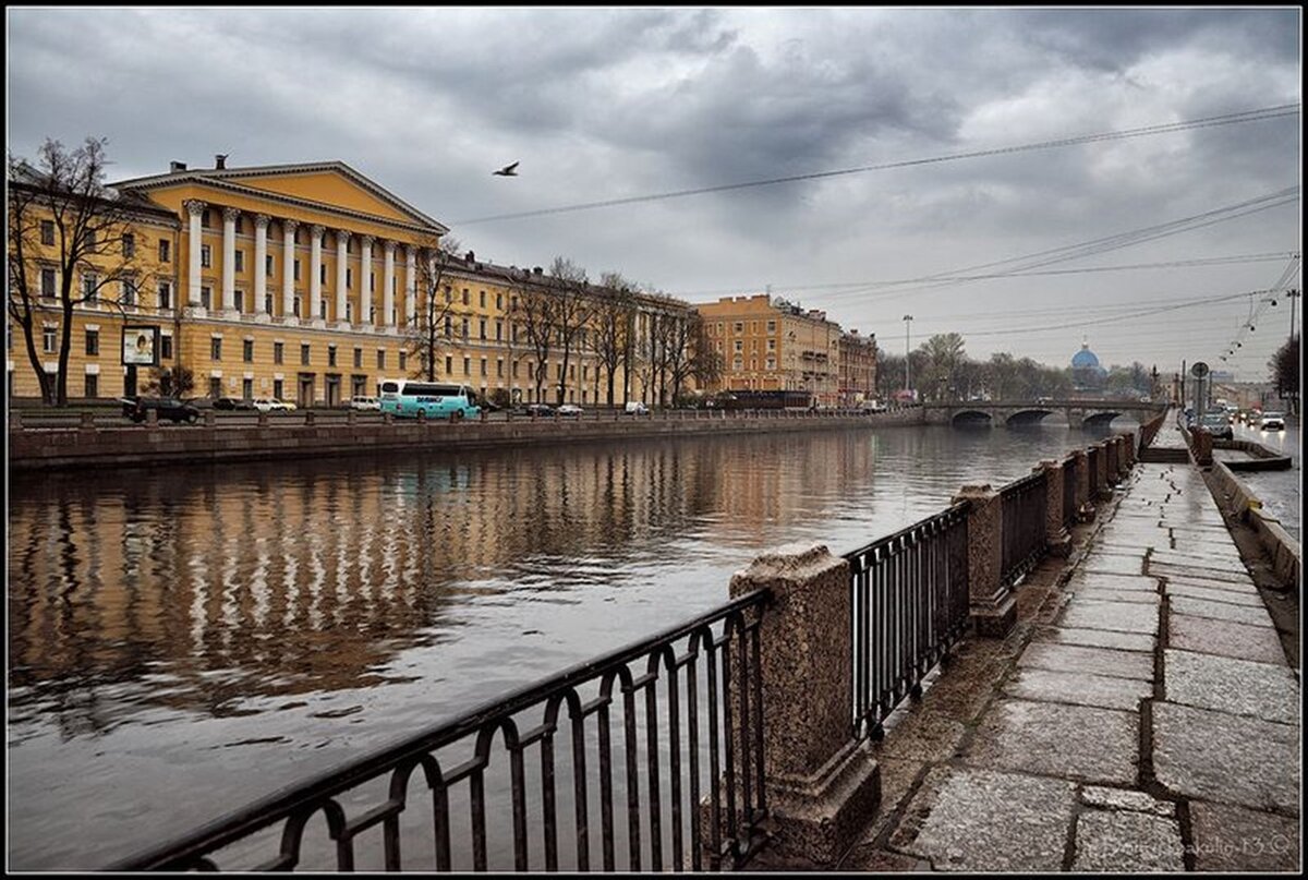 Фонтанка спб сегодня. Фонтанка Санкт-Петербург. Питер Невский набережная пасмурный. Петербург в ноябре. Питер улица пасмурно.