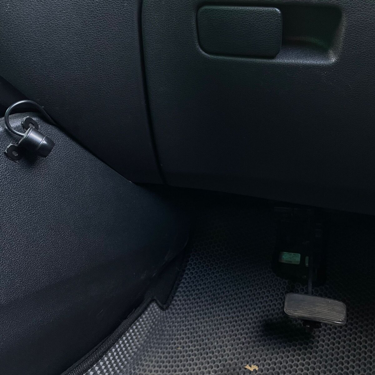 2. Камера, направленная на дополнительные педали.