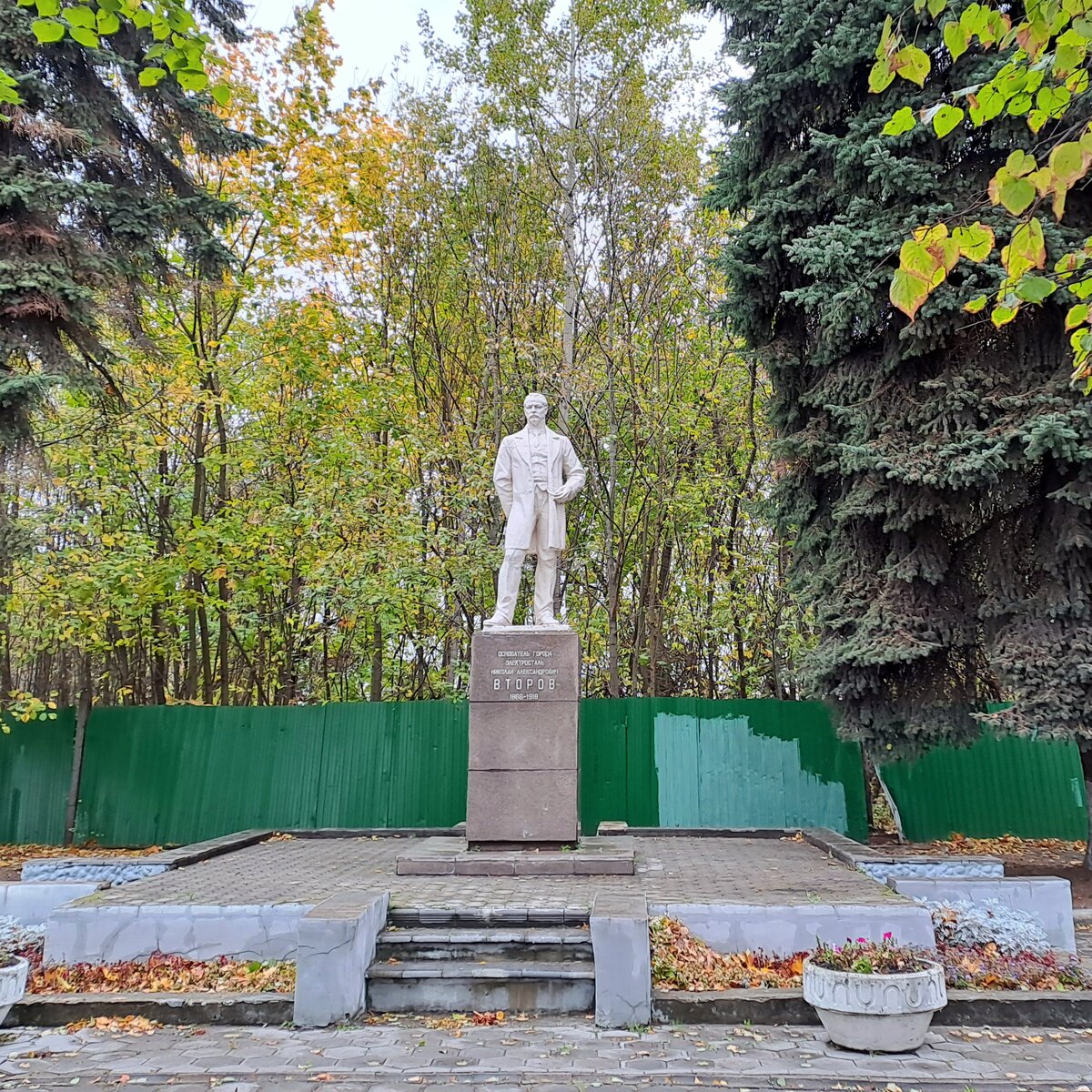 Памятник основателю города Электросталь.