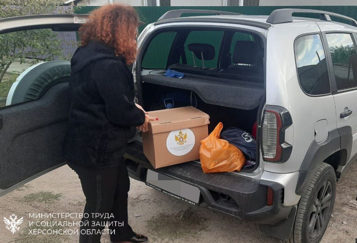  Многодетная семья из Геническа получила гуманитарную помощь