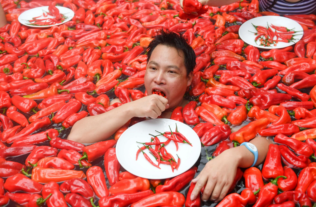 Почему горчит еда. Соревнования по поеданию жгучего перца в Китае. Китайский жгучий перец.