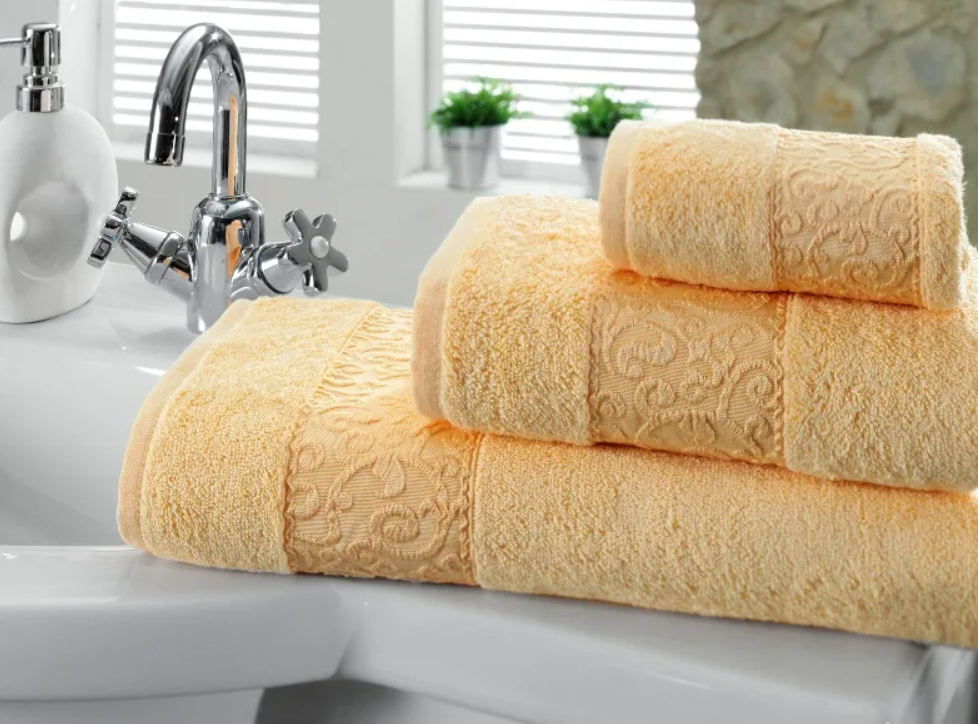 Почему полотенца жесткие. Полотенце. Полотенце махровое. Полотенца в ванной. Красивые банные полотенца.
