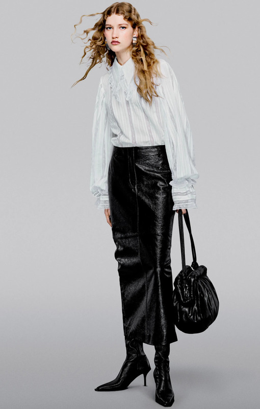 Рассматривать сапоги становится отдельным удовольствием для модных критиков, так как бренды предлагают необычные фасоны и стилевые приемы