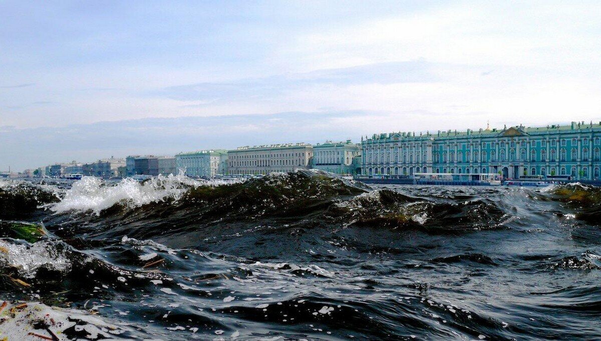 Вода в питере. Нагонные наводнения в Санкт-Петербурге. Наводнение на Неве в Санкт-Петербурге. Река Нева в Санкт-Петербурге наводнение. Наводнение в Санкт-Петербурге 1999.