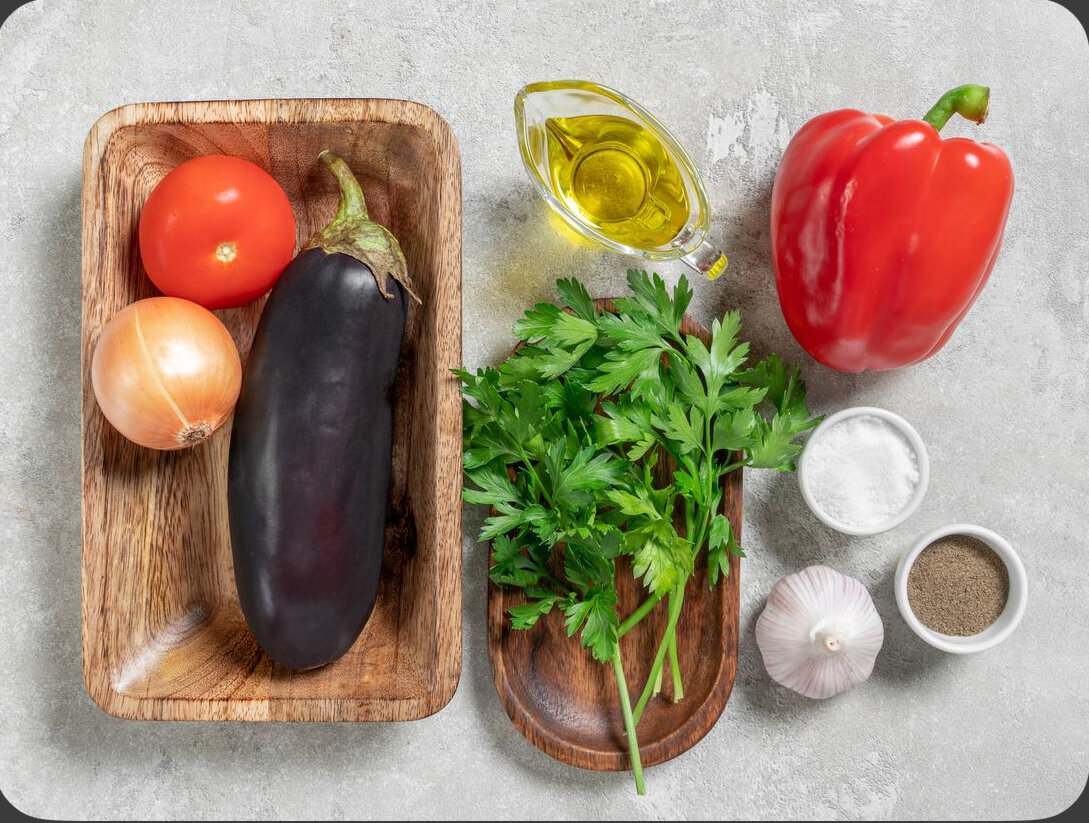 Помойте овощи, у перца уберите плодоножку и семена. Снимите шелуху с лука и чеснока. 