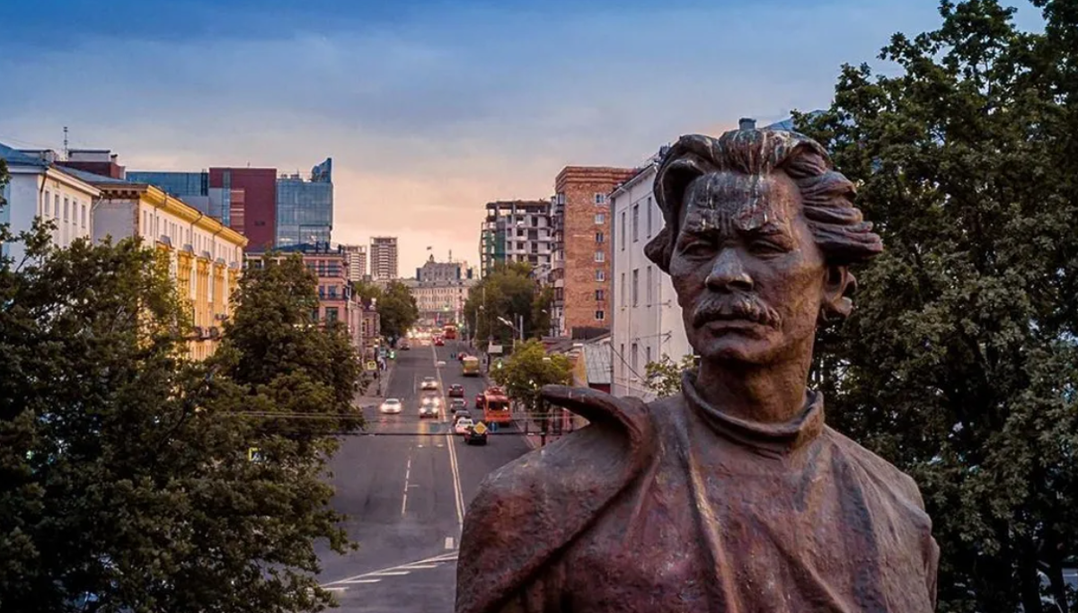 Герои города горького. Памятник Максима Горького в Нижнем Новгороде. Памятник Максиму Горькому Нижний Новгород. Памятник Горькому в Нижнем Новгороде на площади Горького.