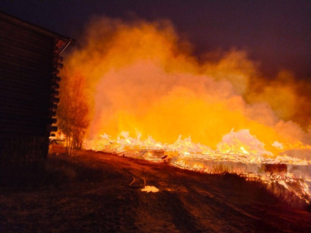 В Тверской области выгорел банно-гостиничный комплекс в Красново